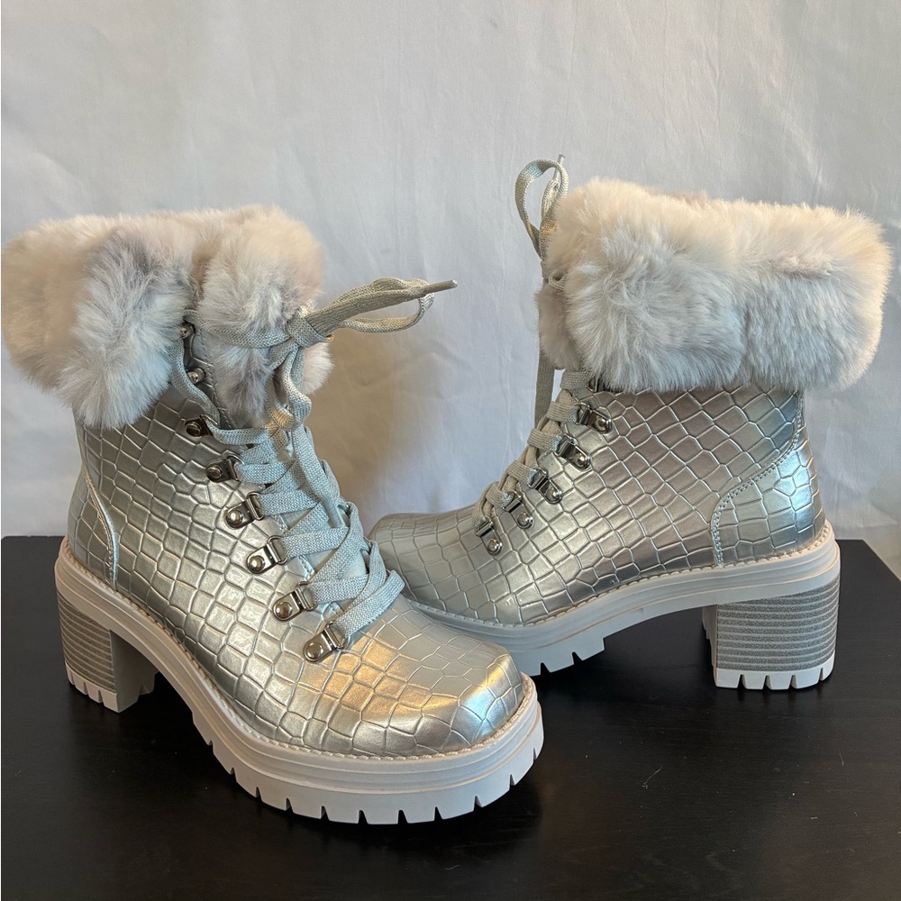 NWOB Lauren Lorraine silver boots block heel lug sole faux fur lace up 6.5 / 7 - Picture 10 of 10